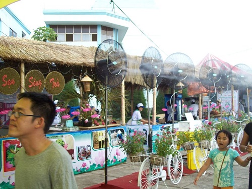 phun-suong-lam-mat-nha-hang